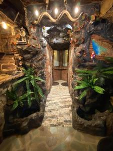 un corridoio in una casa con delle piante di Boutique Fantasy a Tbilisi City