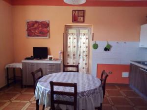 eine Küche mit einem Tisch und Stühlen in der Unterkunft ALLOGGIO TURISTICO LA MIMOSA in Magliano Sabina