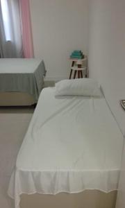 Un pat sau paturi într-o cameră la Flat com praia privativa e lazer total em Arraial