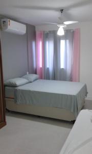 Un pat sau paturi într-o cameră la Flat com praia privativa e lazer total em Arraial