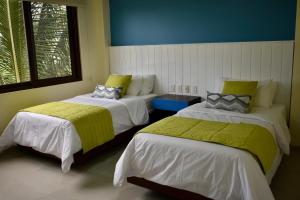 Postel nebo postele na pokoji v ubytování Hotel La Laguna Galapagos