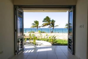 アグアダにあるCasa Del Mar !!! Ocean front villaの景色を望むビーチへのオープンドア