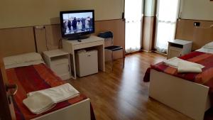 TV a/nebo společenská místnost v ubytování Affittacamere Metro Fiera + 14 fotografií