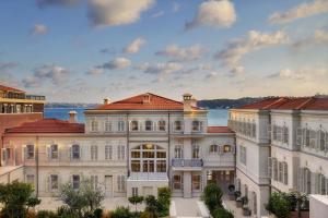 - un grand bâtiment blanc avec vue sur l'eau dans l'établissement Six Senses Kocatas Mansions, à Istanbul