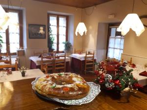 a room with a table with a large cake on it at Alojamiento Rural Ostau Era Nheuada in Aubert