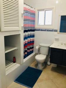 Ванная комната в Precioso Dpto a 20 metros de la playa y a pasos de la piscina - Club Casablanca