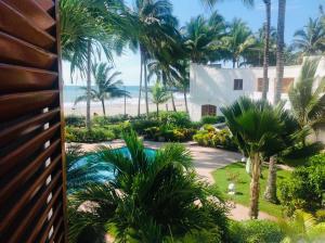 uitzicht op het strand vanaf het balkon van een resort bij Precioso Dpto a 20 metros de la playa y a pasos de la piscina - Club Casablanca in Same