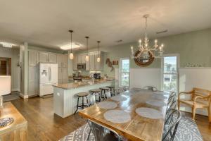 een keuken en eetkamer met een tafel en stoelen bij Folly 'B' Golly in Folly Beach