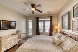 een slaapkamer met een bed en een plafondventilator bij Folly 'B' Golly in Folly Beach +33 foto's