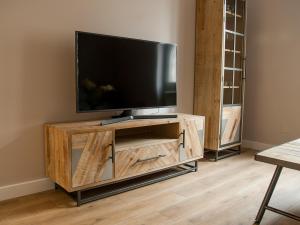 A television and/or entertainment centre at Mk77 - Gran Via