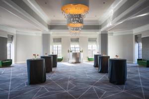 un salón de banquetes con mesas negras y una lámpara de araña en Kimpton Hotel Palomar Philadelphia, an IHG Hotel, en Filadelfia