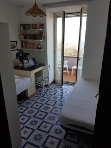 索伦托Casa Belvedere的美景客房 - 带一张床和一张书桌