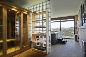baño con ventana y estante con toallas en Casa Rural & SPA Mirador de la Covatilla en Guijo de Ávila