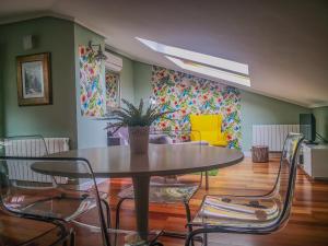a dining room with a table and chairs with a plant at Antigua Ventanas del Cielo, BAJA in Ávila