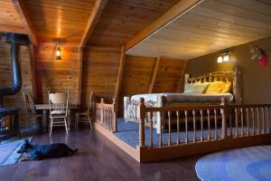 Ліжко або ліжка в номері Hicksville Pines Chalets & Motel