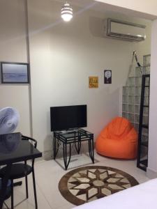 Il comprend un salon doté d'une télévision à écran plat et d'un canapé. dans l'établissement Apartamento Botafogo Beach, à Rio de Janeiro