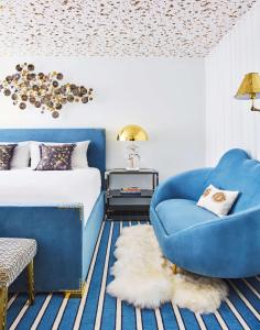 מיטה או מיטות בחדר ב-Andaz West Hollywood-a concept by Hyatt