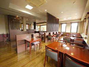 Restoran ili neka druga zalogajnica u objektu Hotel Route-Inn Nakano