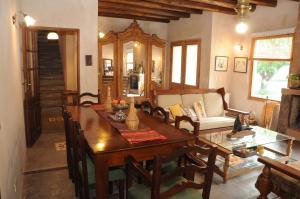 a living room with a table and a couch at PUNTO Chacras.... in Chacras de Coria