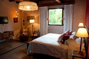 a bedroom with a large bed and a window at PUNTO Chacras.... in Chacras de Coria