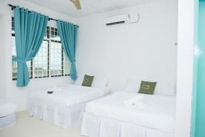 Un pat sau paturi într-o cameră la IBAI BEACH GUESTHOUSE