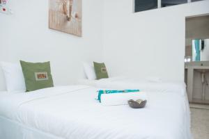 Un pat sau paturi într-o cameră la IBAI BEACH GUESTHOUSE +113 fotografii