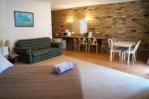 Magdala Motor Lodge & Lakeside Restaurant客房内的一张或多张床位