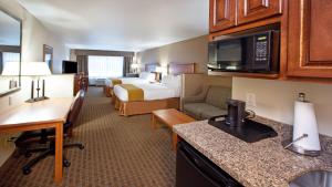 Kuchyň nebo kuchyňský kout v ubytování Holiday Inn Express & Suites Sioux Falls Southwest by IHG