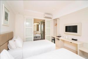 TV a/nebo společenská místnost v ubytování Alron Hotel Kuta