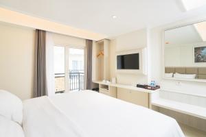 Postel nebo postele na pokoji v ubytování Alron Hotel Kuta