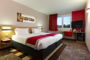 Giường trong phòng chung tại Holiday Inn - Strasbourg - Nord, an IHG Hotel