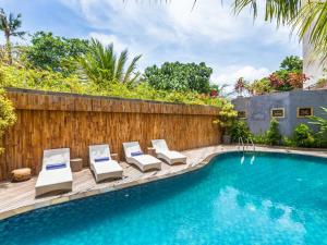 Bazén v ubytování Alron Hotel Kuta nebo v jeho okolí