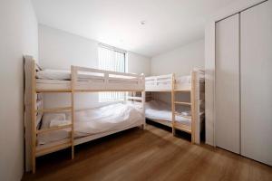 Divstāvu gulta vai divstāvu gultas numurā naktsmītnē Alpinarc Chalet by Hakuba White Fox Company