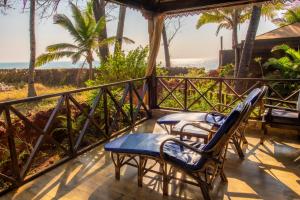 weranda z krzesłami i widokiem na ocean w obiekcie Simrose w mieście Agonda