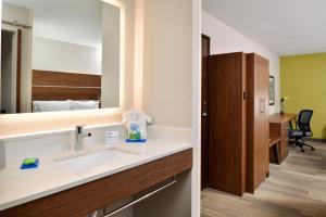 Holiday Inn Express Hotel & Suites North Kansas City, an IHG Hotel