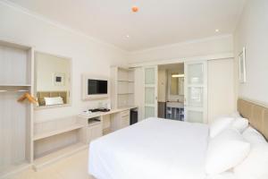 Postel nebo postele na pokoji v ubytování Alron Hotel Kuta