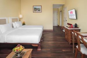 西哈努克的住宿－聖卡海灘度假村，一间卧室配有一张床和一张桌子及一碗水果