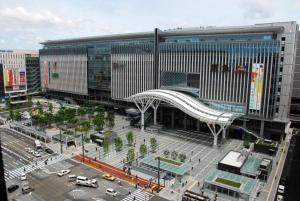 Shiobaruザ ミッキー カールトン 井尻 202的享有带停车场的大型建筑的空中景致