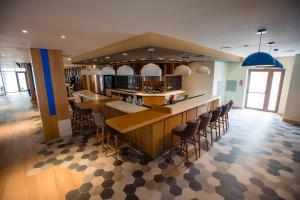 Um restaurante ou outro lugar para comer em Holiday Inn - Aktau - Seaside by IHG