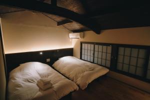 Un pat sau paturi într-o cameră la 七条みやび Nanajo Miyabi Inn