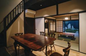 comedor con mesa de madera y sillas en 七条みやび Nanajo Miyabi Inn, en Kioto