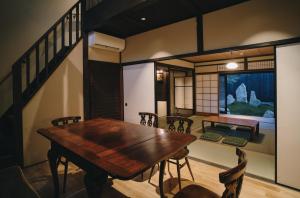 Ruang duduk di 七条みやび Nanajo Miyabi Inn