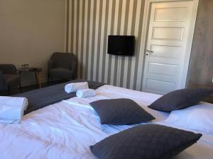 Tempat tidur dalam kamar di Hotel Ballumhus