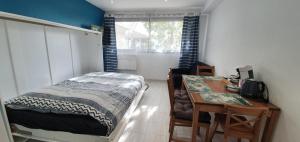 1 dormitorio con cama, escritorio y mesa en Dream French Riviera - FAME Marina Baie des Anges en Villeneuve-Loubet