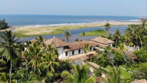 una vista aérea de un complejo y del océano en The Postcard Galle en Galle