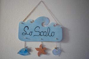 a blue sign with the word seattle hanging on a wall at Scorci Di Mare in Riomaggiore