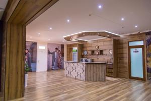 サマルカンドにあるMANIJA Hostelの木製の壁のキッチン、カウンターが備わります。