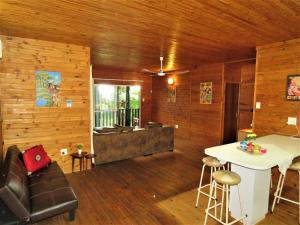 - un salon avec un canapé et une table dans l'établissement Viewpoint Lodge & Safari Tours, à Hazyview