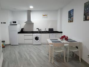 Kitchen o kitchenette sa Apartamentos Gran Plaza De Nerja