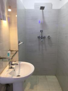 Phòng tắm tại Doors Hotel Thamel +49 ảnh